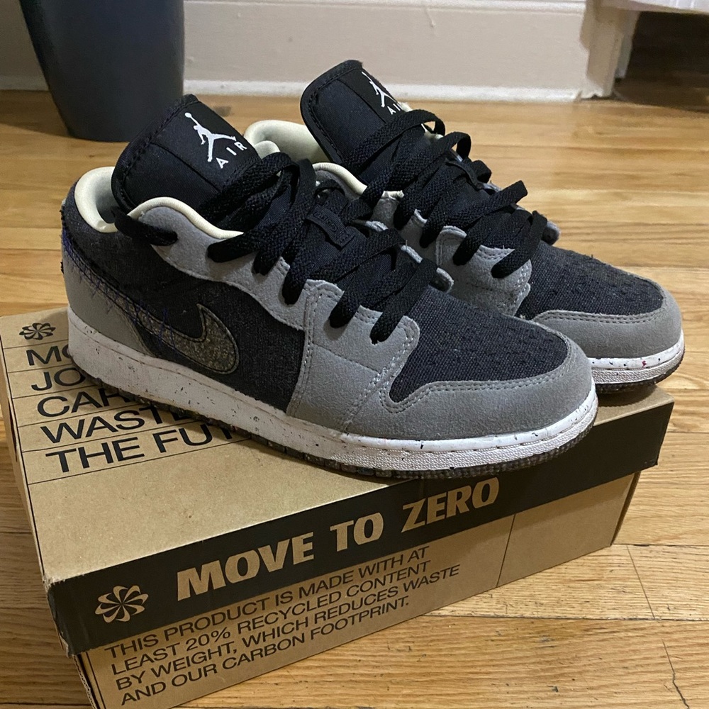 AIR JORDAN 1 LOW SE (GS) size 6.5